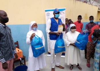 Distribution de cache nez et autres Accessoires pour lutter contre le Covid 19 : L’ ONG la Chrysalide et l’Association Diaspora Bénin volent au secours des pour Personnes en situation de Handicapé