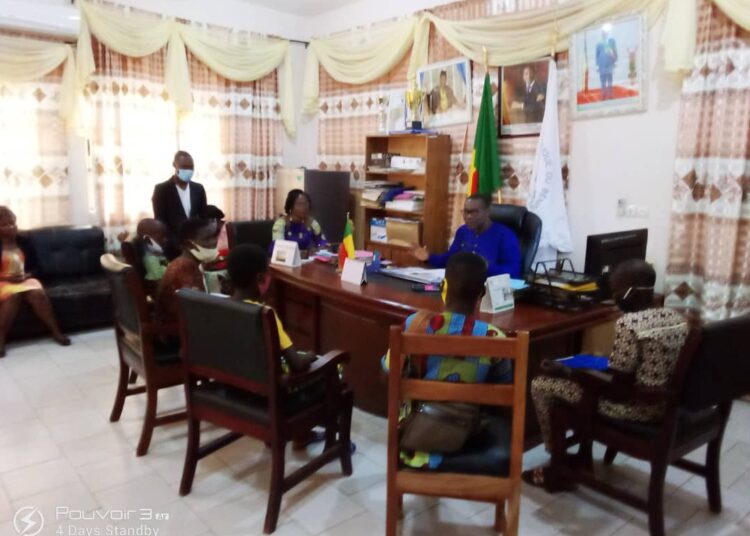 Soutien aux enfants en situation de handicap à Dangbo : L’ONG MIWADAGBE fait un vibrant plaidoyer auprès du Maire DJOSSOU MAOUDO