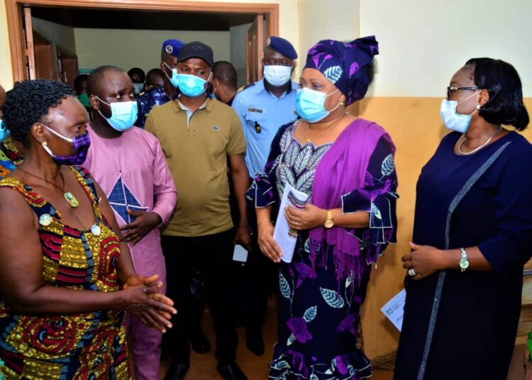 Tournée de la ministre des affaires sociales dans le zou: Véronique TOGNIFODE encourage les chefs CPS