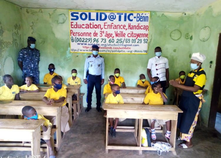 Bénin / Protection des droits des enfants handicapés: Le commissaire de police de Honvié en visite de travail au centre des sourds d’Adjarra.