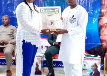 Bénin / Reconnaissance des mérites d’une femme Leader de la Société civile: Hélèna Capo Chichi reçoit le grand Prix Général Mathieu Kérékou.