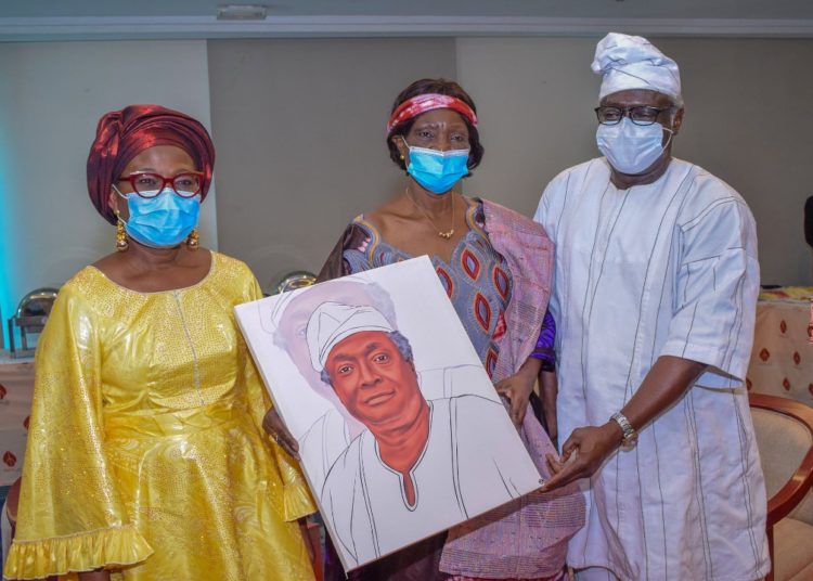 Célébration des mérites du doyen des juges de la Haute Cour de justice: Marie-Cécile Zinzindohoué honore le président Ousmane Batoko