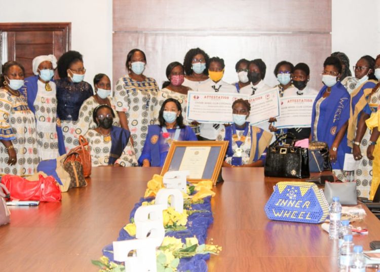 Remise de bourses d’études à des jeunes filles issues de familles à faibles revenus : La Gouverneure du District 909 de l’International Inner Wheel, Lala Tijani Adediran et « Inner Wheel club de Cotonou espoir » font oeuvre utile