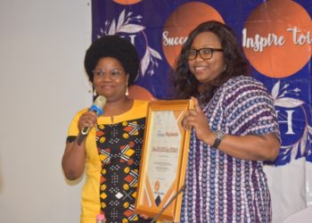 Acte 2 du modèle de résilience « Inspire-toi grand public » : Héléna Capo-Chichi Choubade distinguée « femme inspirante »