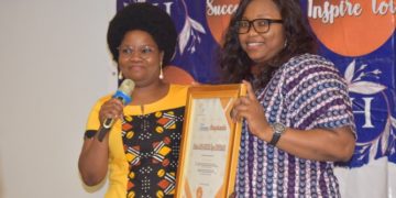 Acte 2 du modèle de résilience « Inspire-toi grand public » : Héléna Capo-Chichi Choubade distinguée « femme inspirante »
