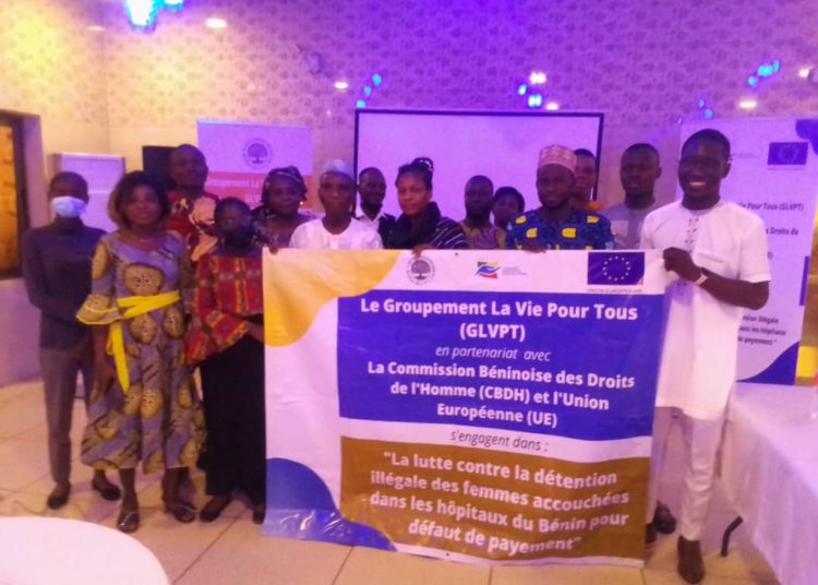 Détention illégale des femmes après accouchement dans les hôpitaux: Le Groupement La Vie Pour Tous et la CBDH sensibilisent les agents de santé et la population de Parakou