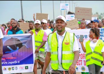 Distribution de casques aux usagers de la route: Le président Ange Robert Dèhonou de L’ONG « La Voix des Bienfaiteurs » fait œuvre utile