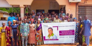 Mise en œuvre du PAEG 1 à Abomey-Calavi : Asmine OLYMPIO sensibilise et dote les filles déscolarisées de kits pour une saine hygiène menstruelle