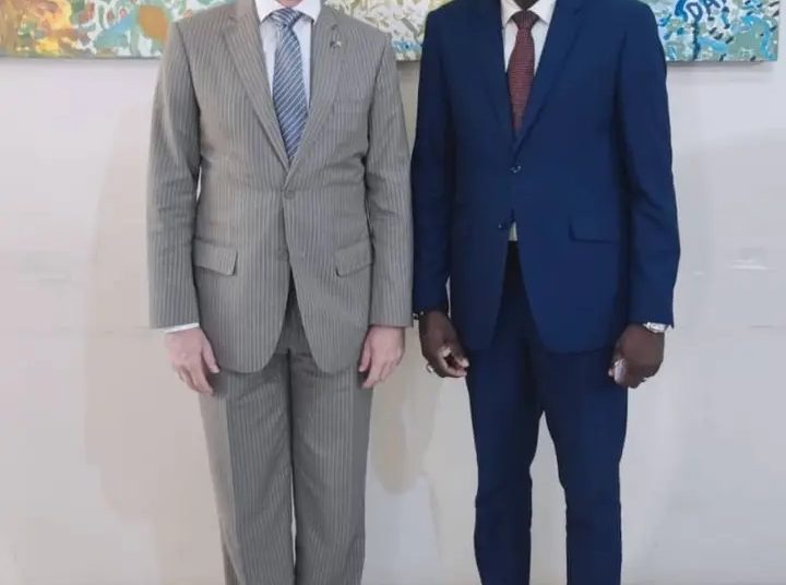 Audience au cabinet du président de la CBDH : Le professeur Abou-Bakari IMOROU échange avec l’Ambassadeur de l’Union Européenne au Bénin