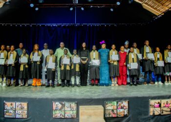 Premier procès fictif des enfants à Ouidah: En collaboration avec l&rsquo;ONG Bon Secours, Junior Deguenon délocalise le programme d&rsquo;initiation des enfants au Droit et au système judiciaire.