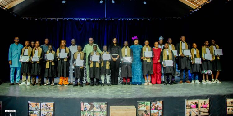 Premier procès fictif des enfants à Ouidah: En collaboration avec l&rsquo;ONG Bon Secours, Junior Deguenon délocalise le programme d&rsquo;initiation des enfants au Droit et au système judiciaire.