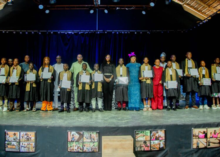 Premier procès fictif des enfants à Ouidah: En collaboration avec l&rsquo;ONG Bon Secours, Junior Deguenon délocalise le programme d&rsquo;initiation des enfants au Droit et au système judiciaire.